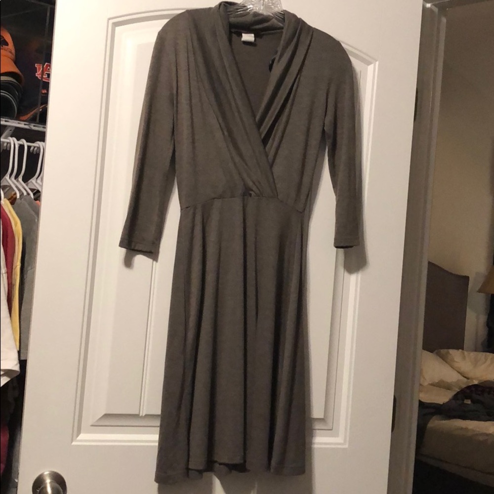 Brown v-neck dress with 3/4 length sleeves